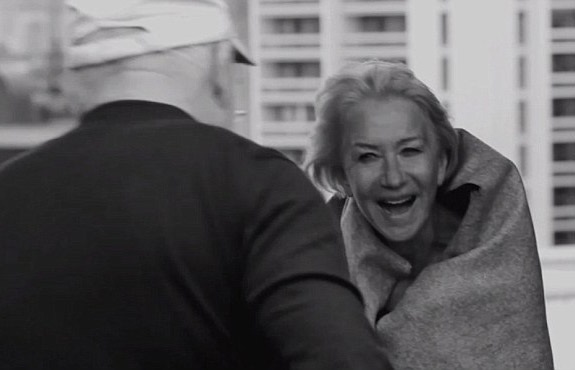 Chiêm ngưỡng các minh tinh màn bạc “đọ sắc” trong ảnh lịch - 10 Nữ diễn viên gạo cội Helen Mirren (71 tuổi) cười lớn trong giờ nghỉ giải lao.