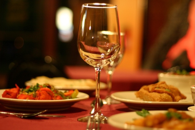 Kỳ lạ quán ăn “thu của người giàu, mang cho người nghèo” - 1 Kỳ lạ quán ăn “thu của người giàu, mang cho người nghèo” - 1