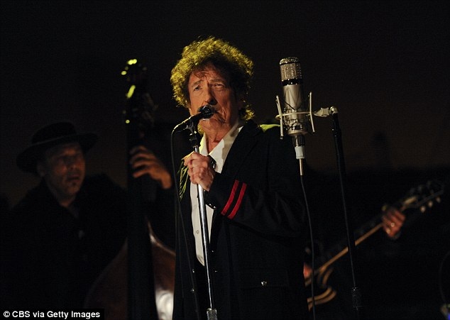 Bob Dylan “đi nước cờ đôi” ẵm giải Nobel Văn học 20 tỷ đồng? - 2 Ủy ban trao giải Nobel cho biết Bob Dylan đã viết một “bài phát biểu cảm ơn” để người ta “giúp ông” đọc lên tại lễ trao giải, trước đó, ông đã khéo léo từ chối đến dự lễ trao giải với lý do trùng lịch.