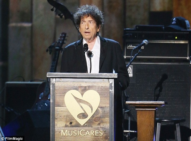 Bob Dylan “đi nước cờ đôi” ẵm giải Nobel Văn học 20 tỷ đồng? - 3 Nam ca sĩ - nhạc sĩ huyền thoại Bob Dylan đã từ chối xuất hiện tại lễ trao giải Nobel diễn ra vào ngày 10/12 tới đây tại thủ đô Stockholm, Thụy Điển với lý do trùng lịch.