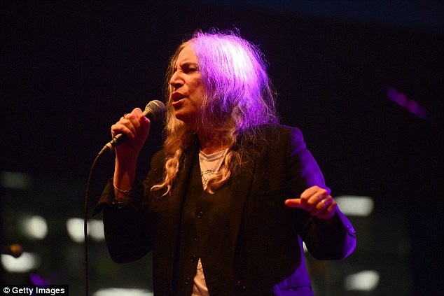 Bob Dylan “đi nước cờ đôi” ẵm giải Nobel Văn học 20 tỷ đồng? - 4 Nữ ca sĩ Patti Smith được mời biểu diễn nhạc phẩm “A Hard Rains A-Gonna Fall” của Bob Dylan như một sự tôn vinh dành cho vị nhạc sĩ 75 tuổi tại lễ trao giải chính thức.