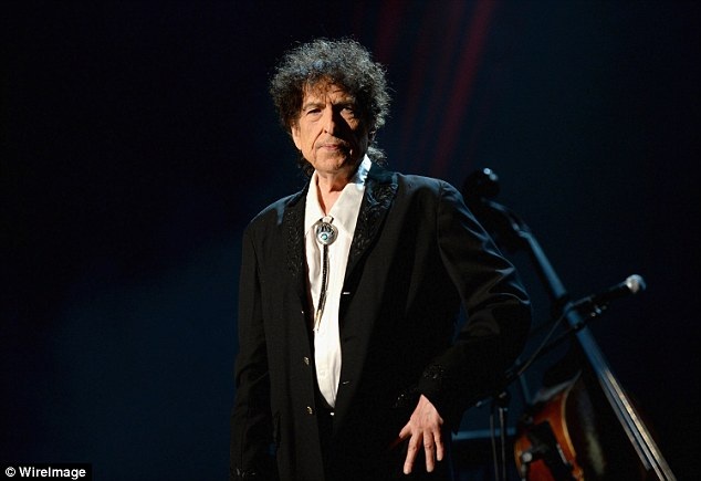 Bob Dylan “đi nước cờ đôi” ẵm giải Nobel Văn học 20 tỷ đồng? - 5 Người phát ngôn của Quỹ Nobel - bà Annika Pontikis - cho biết họ sẽ gửi giấy chứng nhận và huy chương Nobel tới cho Bob Dylan sau khi buổi lễ trao giải chính thức diễn ra.