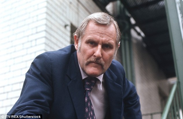 “Học sĩ Aemon” của “Trò chơi vương quyền” qua đời ở tuổi 93 - 6 Sinh năm 1924, ông Vaughan là con trai của một thư ký ngân hàng và một nữ y tá.