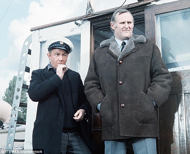 “Học sĩ Aemon” của “Trò chơi vương quyền” qua đời ở tuổi 93 - 7 Ông sớm bén duyên với nghệ thuật sân khấu và sau này chuyển dịch sang diễn xuất trong phim truyền hình và điện ảnh.