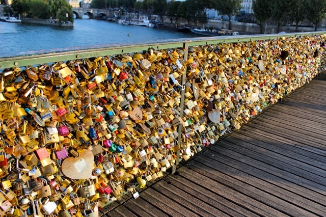 Đấu giá khóa tình yêu để nhớ về một trào lưu đã mất - 3 Paris là thành phố nổi tiếng nhất với trào lưu gắn khóa tình yêu, ngoài ra, những thành phố nổi tiếng lãng mạn khác của Châu Âu, chẳng hạn như Venice (Ý) cũng chứng kiến trào lưu tương tự.