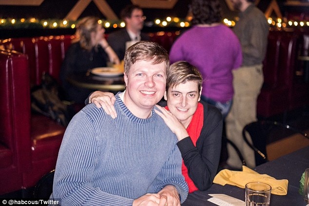 Bạn trai lâu năm của cô Cindy Stowell - anh Jason Hess - cho biết khi xuất hiện tại buổi ghi hình, cô đang trải qua một cơn sốt cao do bị nhiễm trùng máu, để xuất hiện tại cuộc chơi, cô đã phải dùng thuốc giảm đau liều cao.