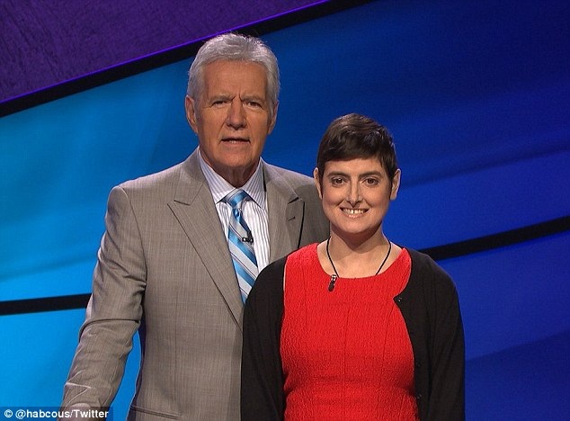 Người chơi Cindy Stowell của chương trình gameshow truyền hình Mỹ “Jeopardy!” chụp hình với người dẫn chương trình Alex Trebek. Cô đã qua đời vì căn bệnh ung thư ruột kết chỉ một tuần trước khi tập ghi hình có sự tham gia của cô được phát trên màn ảnh nhỏ.