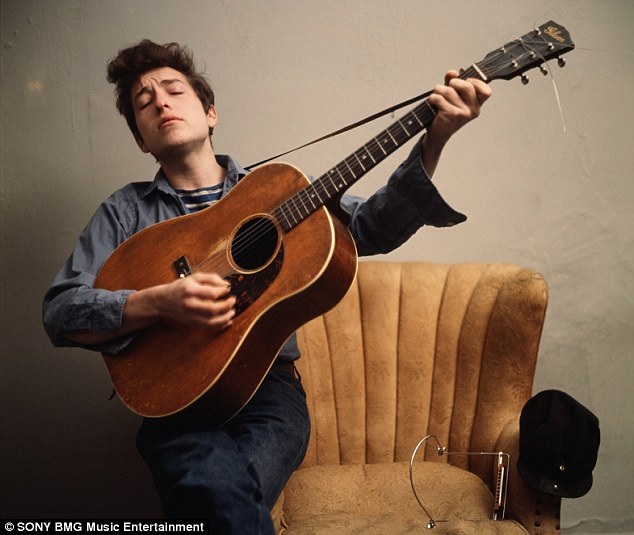 Bob Dylan vốn được xem là một trong những nhạc sĩ vĩ đại nhất mọi thời đại. Ông đã phải mất tới hai tuần mới chính thức đưa ra phát ngôn về việc mình là chủ nhân của giải Nobel Văn học 2016. Sự chậm chễ trong phản hồi đã khiến ông trở thành tâm điểm phân tích của giới hàn lâm, truyền thông và công chúng.