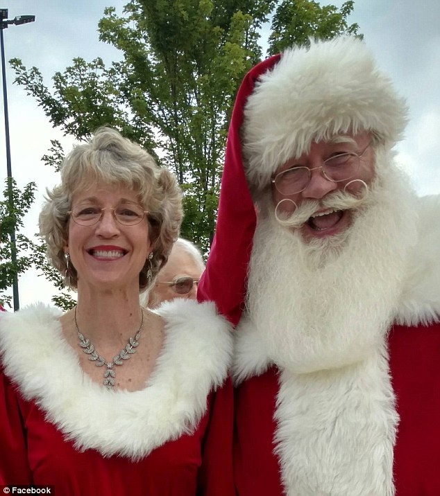 Câu chuyện buồn nhất của một ông già Noel - 2 Ông Eric Schmitt-Matzen thường vào vai ông già Noel vào mỗi dịp cuối năm. Ông thường đưa theo cả vợ mình để vào vai… bà già Noel. Trong hàng trăm lần nhập vai, có một câu chuyện xảy ra trong bệnh viện khiến ông vĩnh viễn không thể quên.