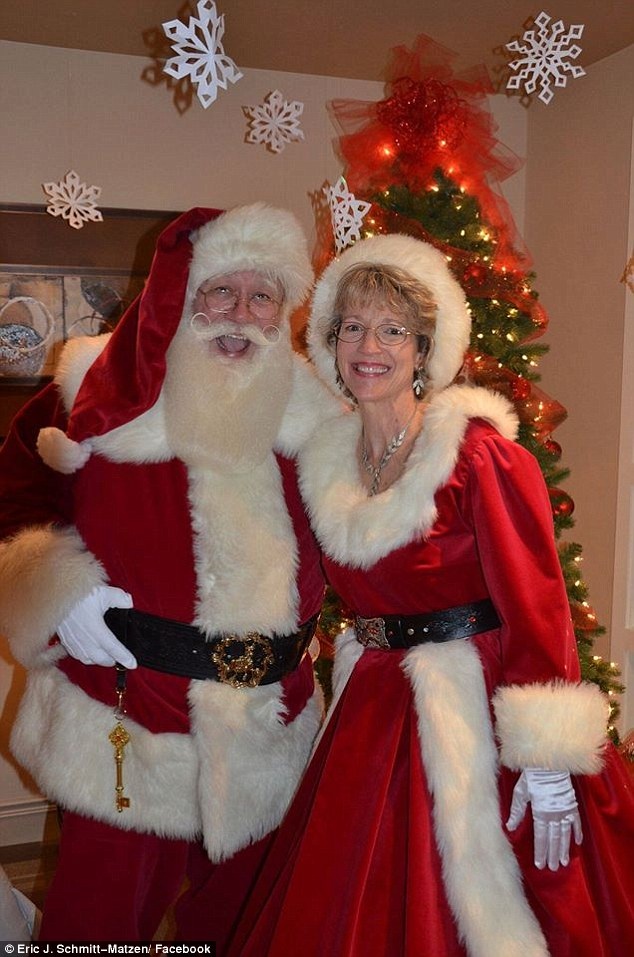 Câu chuyện buồn nhất của một ông già Noel - 5 Ông Eric và vợ - bà Sharon - thường cùng nhau vào vai ông già Noel và bà già Noel để đến thăm các bệnh nhi trong bệnh viện.