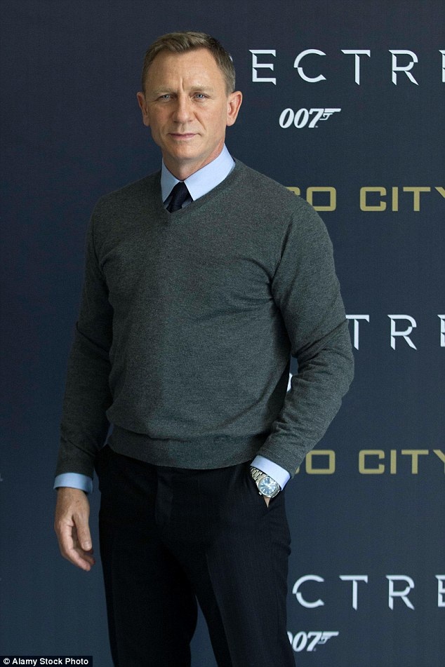 Bond 25 rục rịch lên kế hoạch thực hiện mà không có “quân át” - 1 Nam diễn viên Daniel Craig đã khiến các ông chủ ở hãng phim MGM - đơn vị sản xuất loạt phim James Bond - đau đầu vì anh vẫn tiếp tục giữ im lặng trong suốt một năm qua về khả năng trở lại với vai diễn Điệp viên 007 trong Bond 25.
