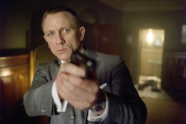 Bond 25 rục rịch lên kế hoạch thực hiện mà không có “quân át” - 3 Những thông tin về mức lương kếch xù mà hãng phim đề xuất dành cho Craig cũng như việc họ liên tục liên hệ với anh trong năm qua vẫn chưa đưa lại kết quả nào chắc chắn.
