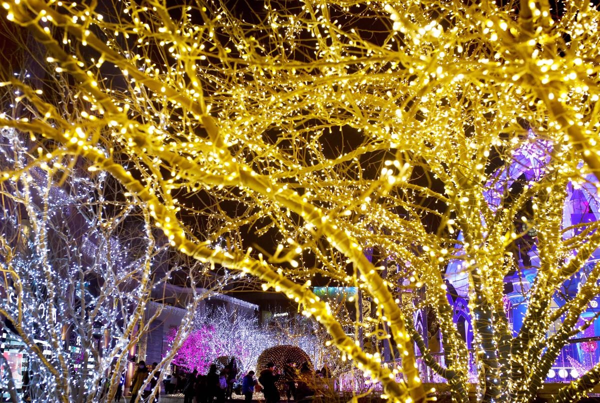 Một trung tâm mua sắm được trang hoàng dịp lễ Giáng sinh ở Bắc Kinh, Trung Quốc.