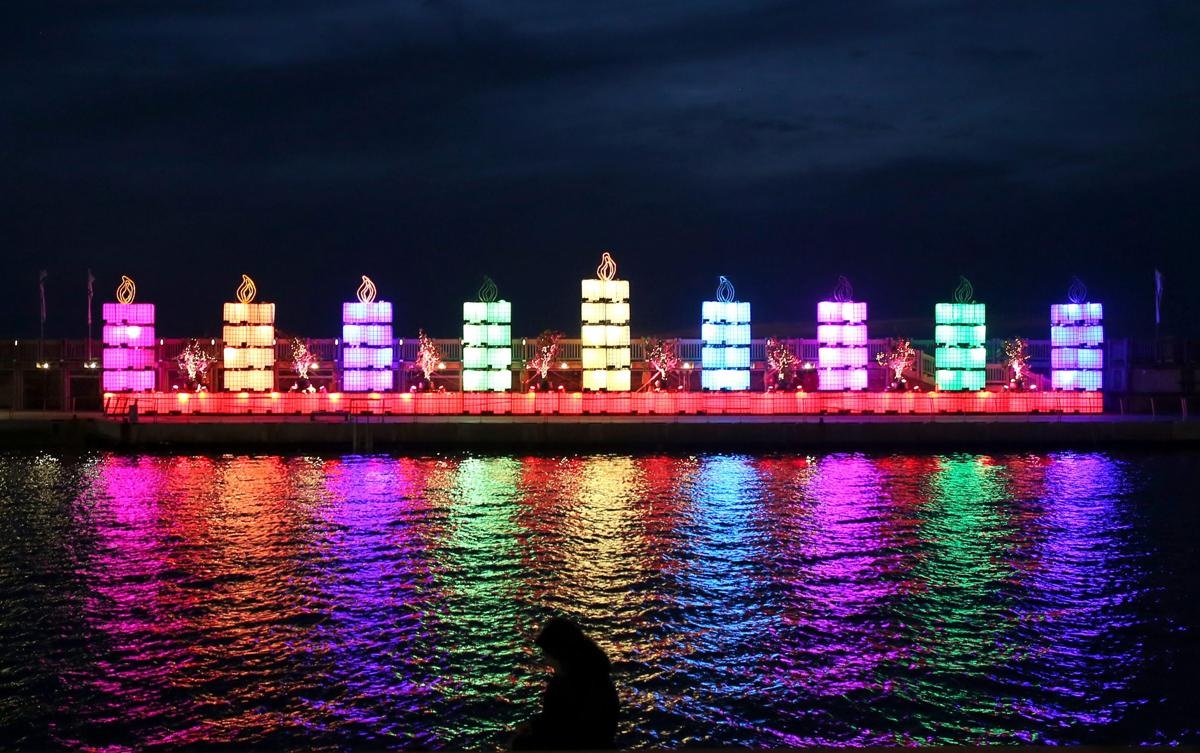 Những cột đèn hình ngọn nến ở thành phố Tel Aviv, Israel.