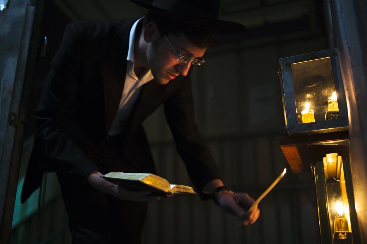 Người đàn ông Do Thái thắp nến cầu nguyện ở thành phố Ashdod, Israel.