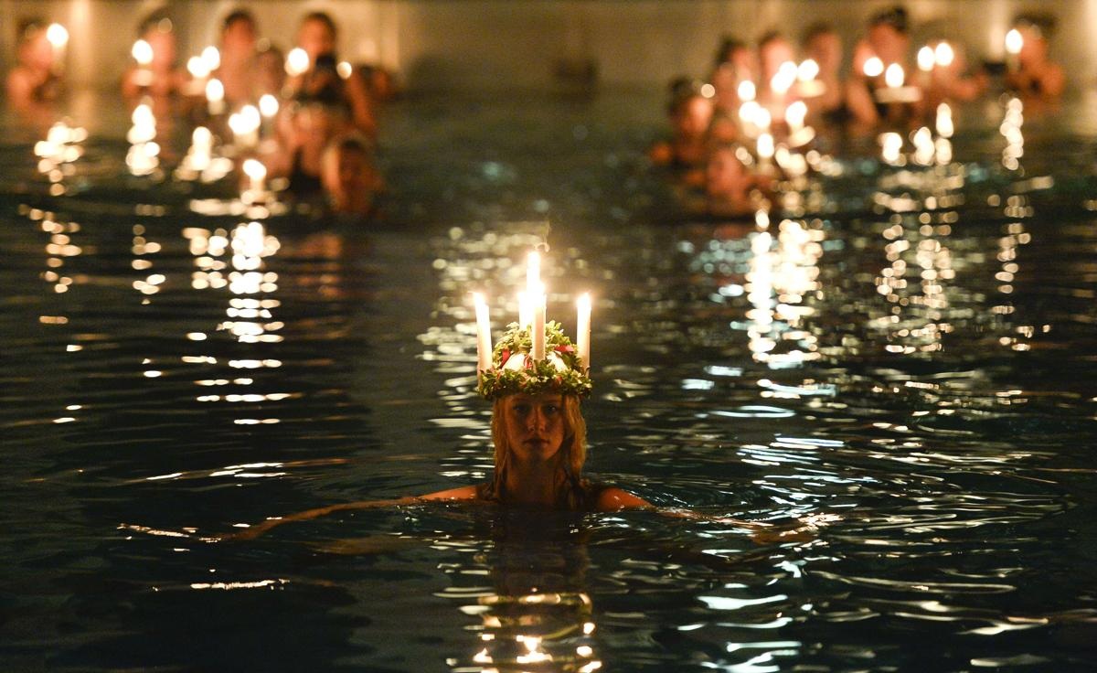 Những cô gái trong câu lạc bộ đồng diễn ba-lê dưới nước đang biểu diễn tại một sự kiện chào đón Giáng sinh tổ chức ở Stockholm, Thụy Điển.