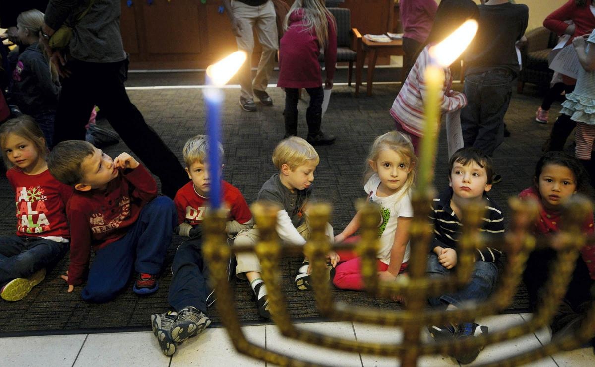 Những em bé sống trong cộng đồng người Do Thái ở thành phố York, bang Pennsylvania, Mỹ, đang tham dự một nghi lễ truyền thống trước Giáng sinh.