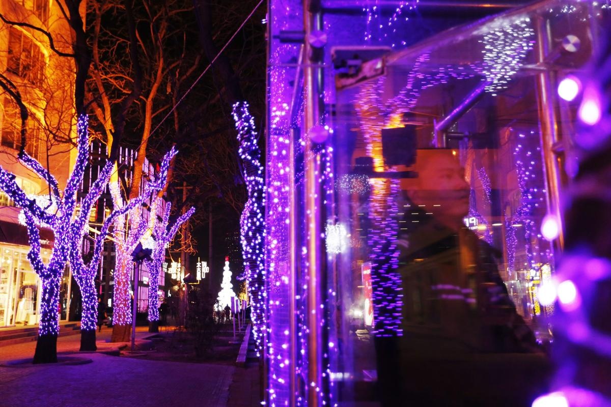 Bên ngoài một trung tâm mua sắm ở Bắc Kinh, Trung Quốc. Ở nhiều nước Á Đông, Giáng sinh cũng dần trở thành một dịp lễ được quan tâm, khi nhiều người thích thú coi đây là dịp để đi mua sắm cuối năm, hòa vào không khí lễ hội vui tươi và trao đi những món quà ấm áp.