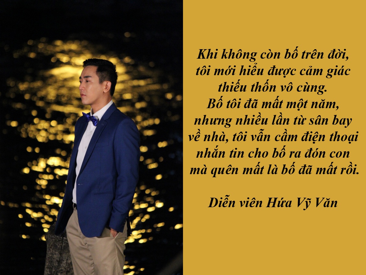 Hứa Vĩ Văn nghẹn ngào kể chuyện nhắn tin cho bố dù ông đã mất - Gặp Hứa Vĩ Văn trong một chiều đông Hà Nội, nam diễn viên vẫn bảnh bao với vẻ soái ca thường thấy. Nhưng đằng sau hình ảnh bóng bẩy ấy, ít ai biết được, nam diễn viên có những câu chuyện đời mà mỗi khi nhắc đến đều khiến anh rưng rưng.