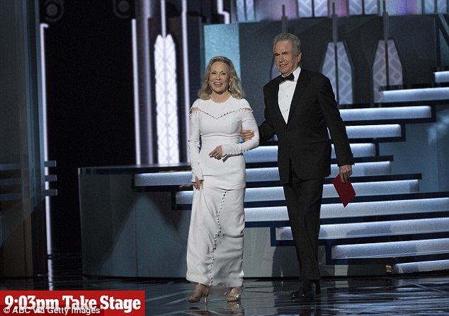 Hy hữu: Gặp “sự cố” vì choáng ngợp trước dàn nghệ sĩ “khủng” - 1 9h03: Warren Beatty và Faye Dunaway bước lên sân khấu với chiếc phong bì phát sai, chuẩn bị xướng tên Phim xuất sắc nhất.