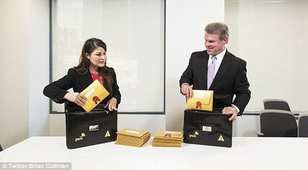 Hy hữu: Gặp “sự cố” vì choáng ngợp trước dàn nghệ sĩ “khủng” - 12 Cullinan và cộng sự Martha Ruiz được giao hai bộ phong bì.