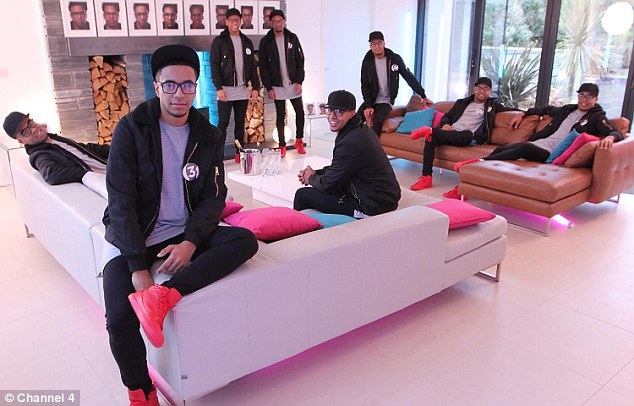 Kỳ lạ gameshow cho phép một người hẹn hò với… 8 người - 2 Ứng viên Charlotte (23 tuổi) thích những chàng trai có vẻ ngoài phá cách, nghịch ngợm, một chàng trai có dòng máu lai, sở hữu thân hình săn chắc, khỏe khoắn, yêu thể thao.