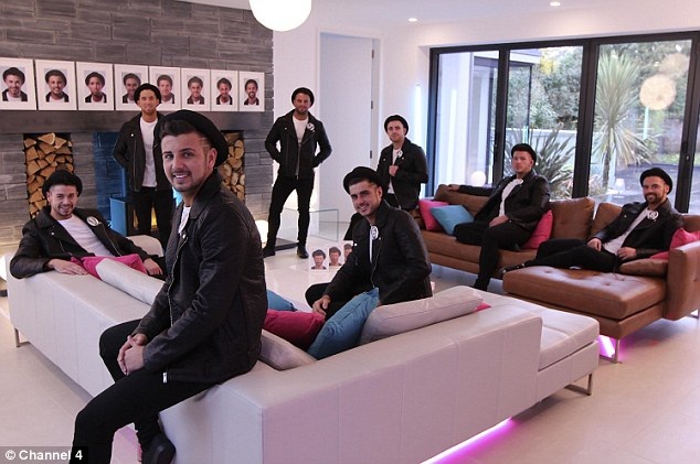 Kỳ lạ gameshow cho phép một người hẹn hò với… 8 người - 4 Mỗi tuần phát sóng của “Game of Clones” sẽ xoay quanh một ứng viên độc thân và hành trình hẹn hò với 8 diện mạo giống hệt nhau.