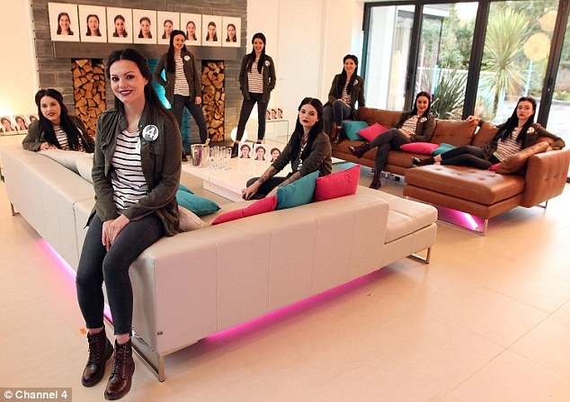 Kỳ lạ gameshow cho phép một người hẹn hò với… 8 người - 5 8 phiên bản này sẽ cùng với ứng viên chung sống dưới một mái nhà, các bên sẽ có nhiều thời gian để cùng nhau thực hiện các thử thách mà chương trình đặt ra để cùng chứng tỏ bản thân là đối tác tiềm năng, hấp dẫn.