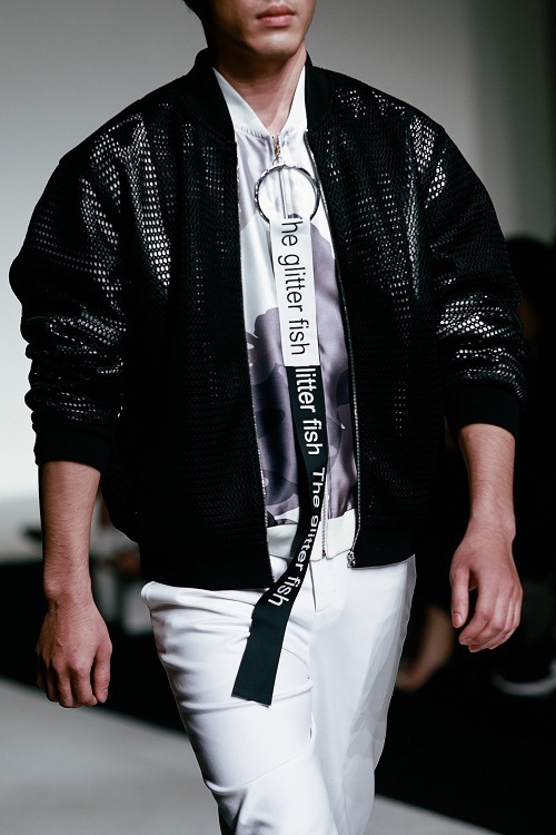 6 xu hướng thời trang “đinh” dành cho phái mạnh mùa Xuân hè 2017 - 2 Slogan được IVY moda mang lên những dải ruy băng, tạo điểm nhấn cho IVY men trong lần đầu ra mắt tại IVY moda Spring Summer 2017 Fashion show