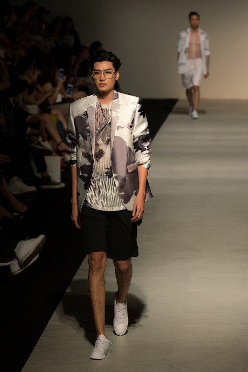 6 xu hướng thời trang “đinh” dành cho phái mạnh mùa Xuân hè 2017 - 3 Hãy thử với những trang phục họa tiết, bạn sẽ thấy mọi thứ mới mẻ cũng thật thú vị