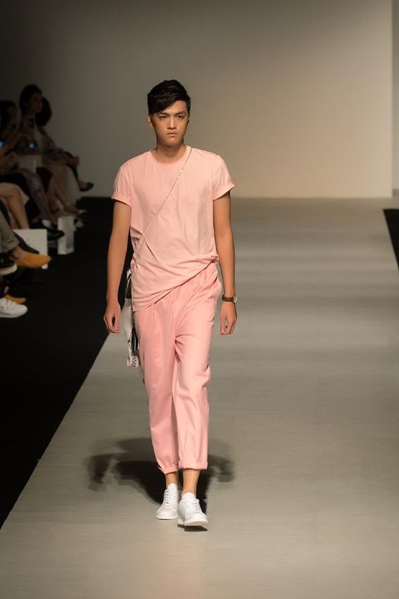 6 xu hướng thời trang “đinh” dành cho phái mạnh mùa Xuân hè 2017 - 11 IVY men đã mạnh dạn xử lý gam màu Hồng pastel khó nhằn này trên những thiết kế