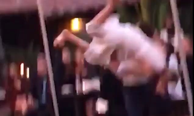 Đoạn video clip hài hước được ghi lại tại một lễ cưới vừa diễn ra ở thành phố Escondido, bang California, Mỹ, đã cho thấy cú nhảy “bi hài” của một cặp đôi cô dâu - chú rể khi họ muốn tái hiện lại cú nhảy trong bộ phim điện ảnh “Vũ điệu hoang dã” (1987).