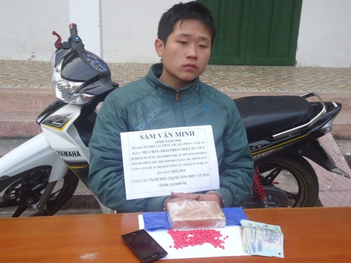 9X dùng xe máy chở 1 bánh heroin kiếm tiền tiêu Tết - 1 Đối tượng Sầm Văn Minh cùng tang vật tại cơ quan chức năng.