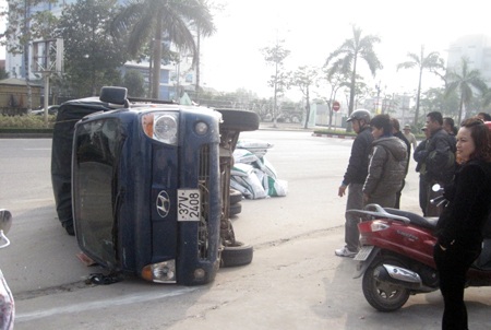 Chiếc xe nằm chõng chơ trên đại lộ.