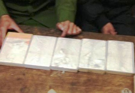 Bắt đối tượng mang 5 bánh heroin trên đường tiêu thụ - 2 Tang vật vụ án.