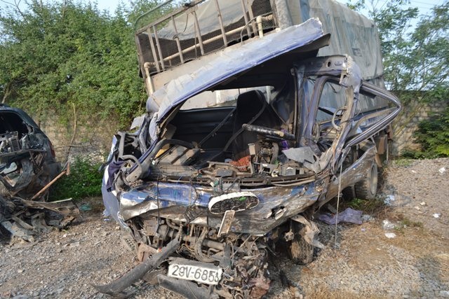 Xe chở cá cũng không còn nguyên vẹn.