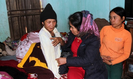 Hàng xóm cũng tới thăm bà Tuyết.