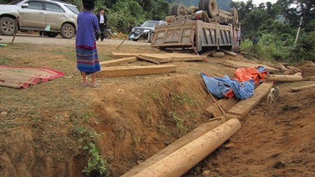 Cận cảnh hiện trường tang tóc vụ lật xe 14 người thương vong - 15