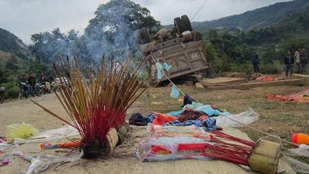 Cận cảnh hiện trường tang tóc vụ lật xe 14 người thương vong - 16