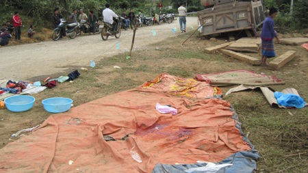 Cận cảnh hiện trường tang tóc vụ lật xe 14 người thương vong - 17