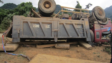 Cận cảnh hiện trường tang tóc vụ lật xe 14 người thương vong - 19