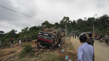 Cận cảnh hiện trường tang tóc vụ lật xe 14 người thương vong - 1