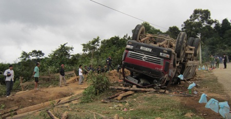 Cận cảnh hiện trường tang tóc vụ lật xe 14 người thương vong - 2