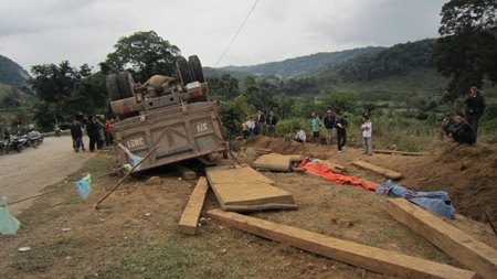 Cận cảnh hiện trường tang tóc vụ lật xe 14 người thương vong - 3