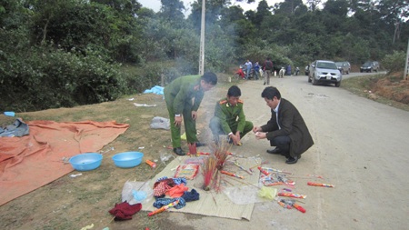 Cận cảnh hiện trường tang tóc vụ lật xe 14 người thương vong - 4