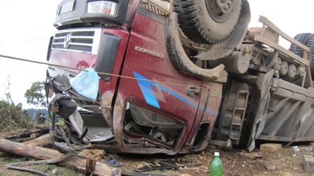 Cận cảnh hiện trường tang tóc vụ lật xe 14 người thương vong - 5