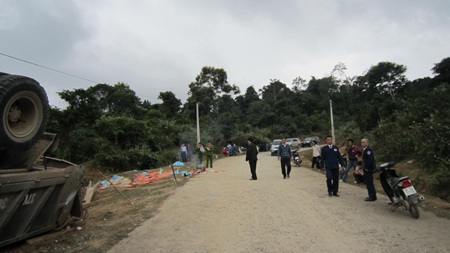 Cận cảnh hiện trường tang tóc vụ lật xe 14 người thương vong - 7