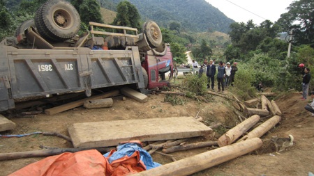 Cận cảnh hiện trường tang tóc vụ lật xe 14 người thương vong - 9