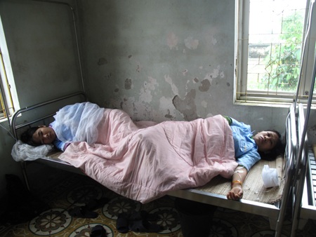 Hoảng loạn vì hàng trăm công nhân ngộ độc thức ăn  - 2 Hoảng loạn vì hàng trăm công nhân ngộ độc thức ăn  - 2