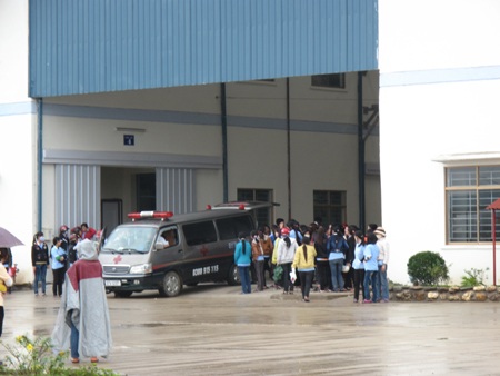 Hoảng loạn vì hàng trăm công nhân ngộ độc thức ăn  - 1 Hoảng loạn vì hàng trăm công nhân ngộ độc thức ăn  - 1